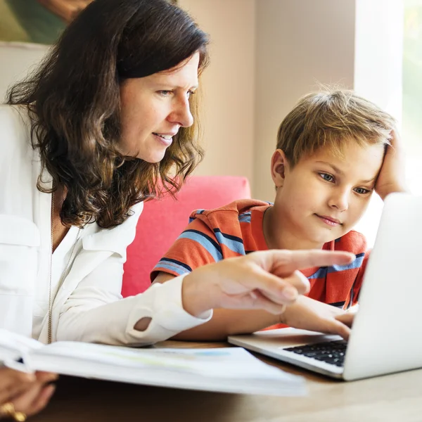 Familjen umgås — Stockfoto