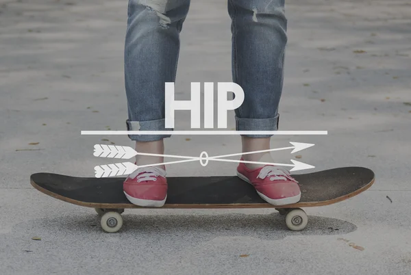 Dames benen op skateboard — Stockfoto