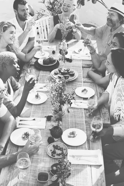 Pessoas sentadas à mesa e comemorando — Fotografia de Stock