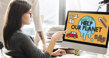 bilgisayar ekranında arayan kişi