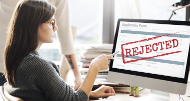 bilgisayar ekranında arayan kişi