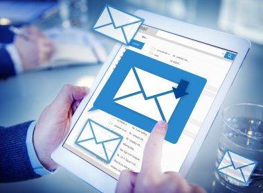 Tablet kullanan adam