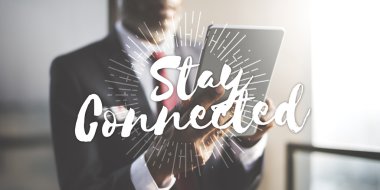 Dijital tablet tutan işadamı