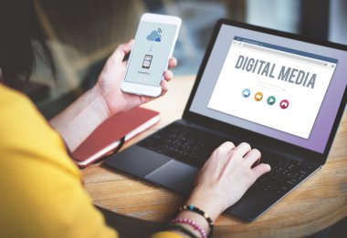 Dijital cihazlar kullanan kadın