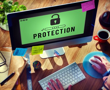 Bilgisayar klavyesinde yazan adam