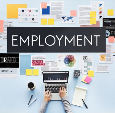 Dizüstü bilgisayarla çalışan adam