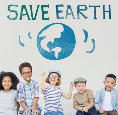 birlikte oynayan samimi neşeli çocuklar