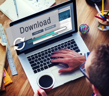 dizüstü bilgisayar kullanan adam 