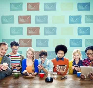 Dijital aygıtlar kullanan insanlar