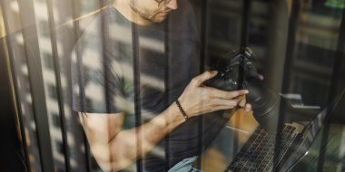 Fotoğrafçı fotoğraf makinesi ile çalışma