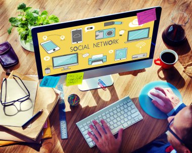 Bilgisayar kullanan adam