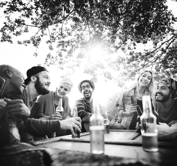 屋外でビールを飲む友人 — ストック写真