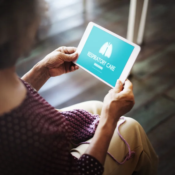 Sênior mulher segurando Digital Tablet — Fotografia de Stock