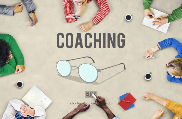 Les gens d'affaires pointent du doigt sur le concept de coaching — Photo