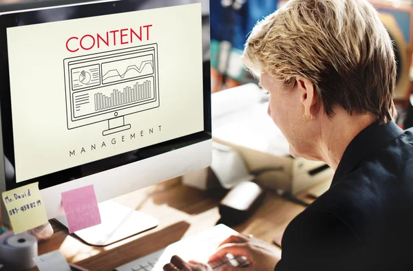 Businesswoman working on computer — Stock Photo, Image