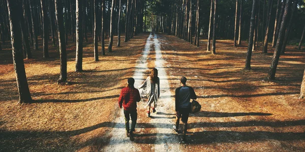 Pessoas andando na floresta — Fotografia de Stock