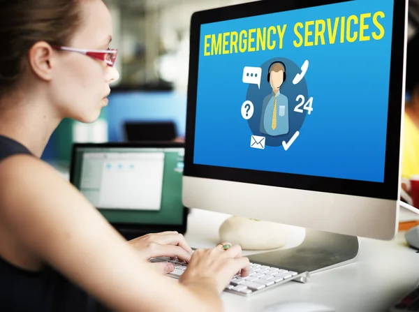 Femme d'affaires travaillant sur ordinateur avec les services d'urgence — Photo