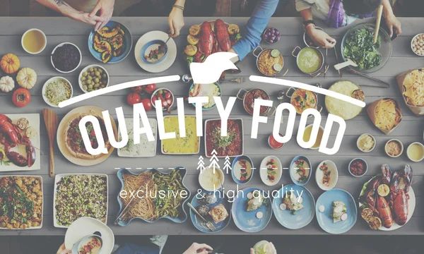 Tabel met eten en kwaliteit voedsel Concept — Stockfoto