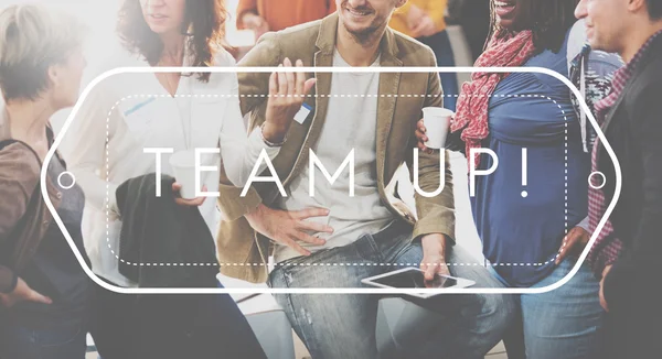 Mensen bespreken Team Up — Stockfoto