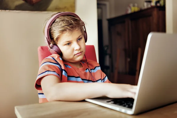 Αγόρι που παίζει με τον υπολογιστή — Φωτογραφία Αρχείου