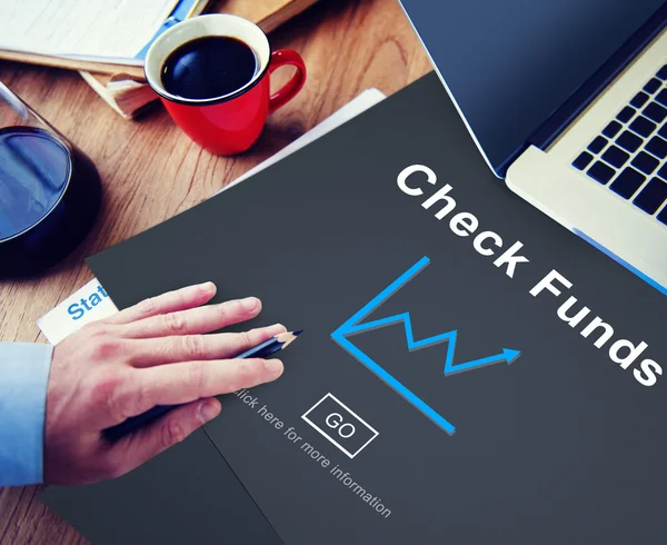 Hombre trabajando con Check Funds Concept —  Fotos de Stock