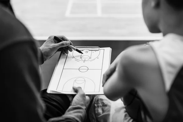 Basketballers diskuterar spel Plan — Stockfoto