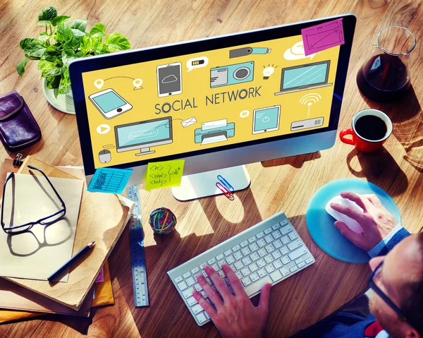 Bilgisayar kullanan adam