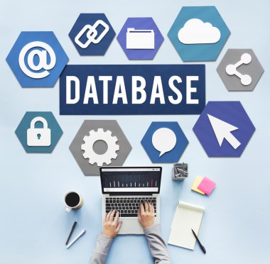 Dizüstü bilgisayarla çalışan adam