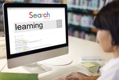 Bilgisayarla okuyan çocuk