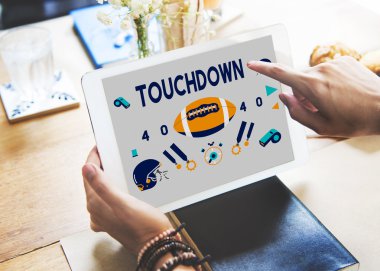 Dijital tablet tutan kadın