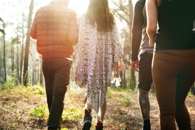 Ormanda yürüyüş insanlar