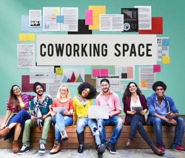 Neşeli öğrenciler aygıtları kullanarak