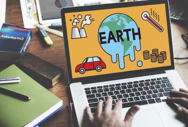 dizüstü bilgisayar kullanan adam