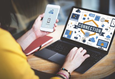 Dijital cihazlar kullanan kadın