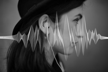 Müzik dinlerken kulaklık kız