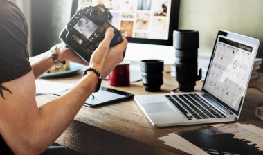 Fotoğrafçı fotoğraf makinesi ile çalışma