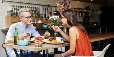 Güzel çift akşam yemeği yeme