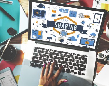 bilgisayar ile çalışan kadın