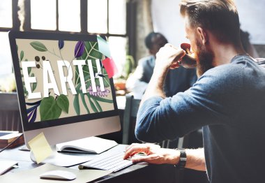 ev ofis bilgisayarı ile çalışan adam