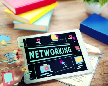 Tablet kullanan adam