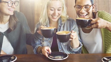 mutlu arkadaş kahve içme