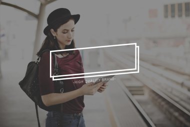 Dijital tablet kullanan kız