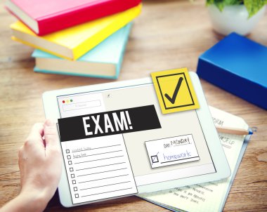 Tablet kullanan adam