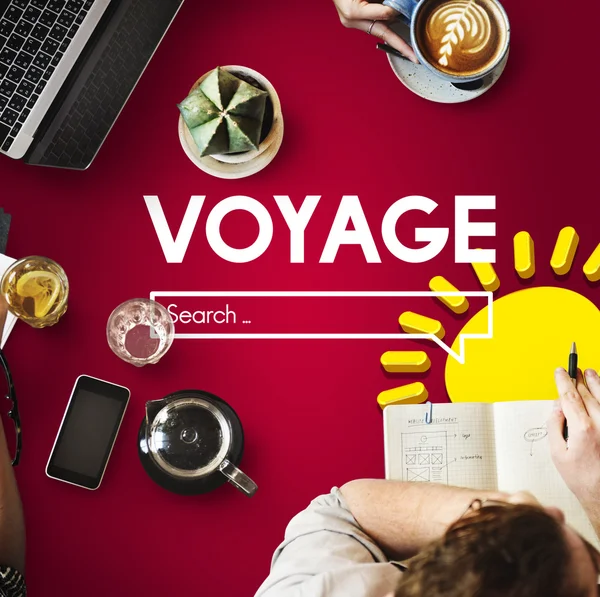 Tabel met poster met Voyage — Stockfoto