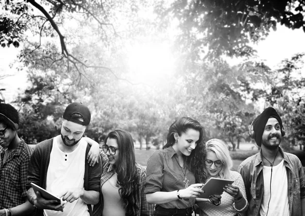 Pessoas conversando, comunicação com amigos — Fotografia de Stock