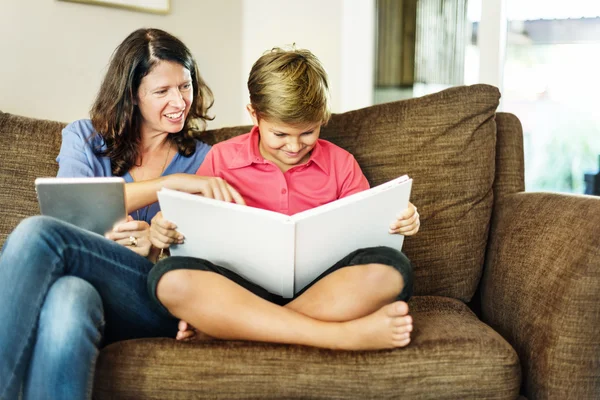 Familjen umgås — Stockfoto