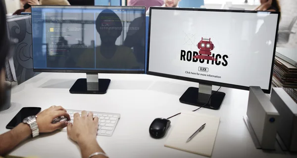 Homem de negócios trabalhando no computador com robótica — Fotografia de Stock