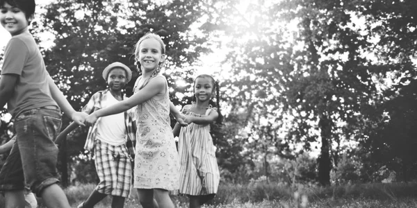 Niños jugando al aire libre — Foto de Stock