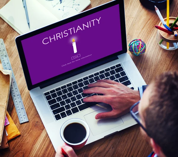 Empresário usando laptop com conceito de cristianismo — Fotografia de Stock
