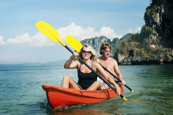 Pár Kayaking v oceánu — Stock fotografie